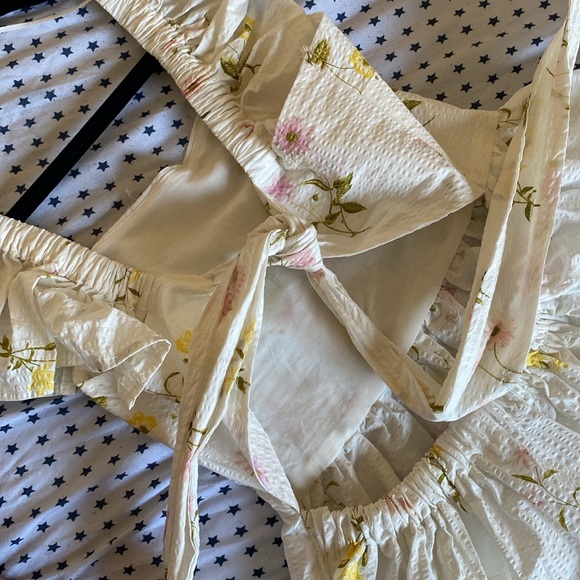 Super cute summer floral backless top. Never worn. Tabs still on - Picture 3 of 6